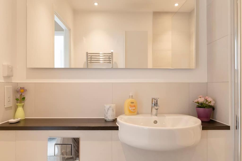 Lovely En-Suite Flat With Balcony And Parking. London Luaran gambar