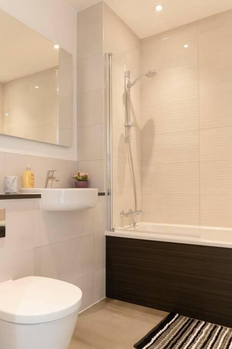 Lovely En-Suite Flat With Balcony And Parking. London Luaran gambar