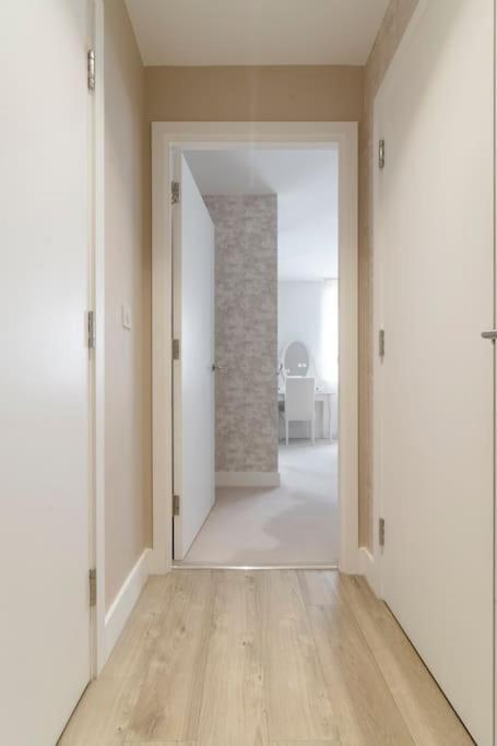 Lovely En-Suite Flat With Balcony And Parking. London Luaran gambar